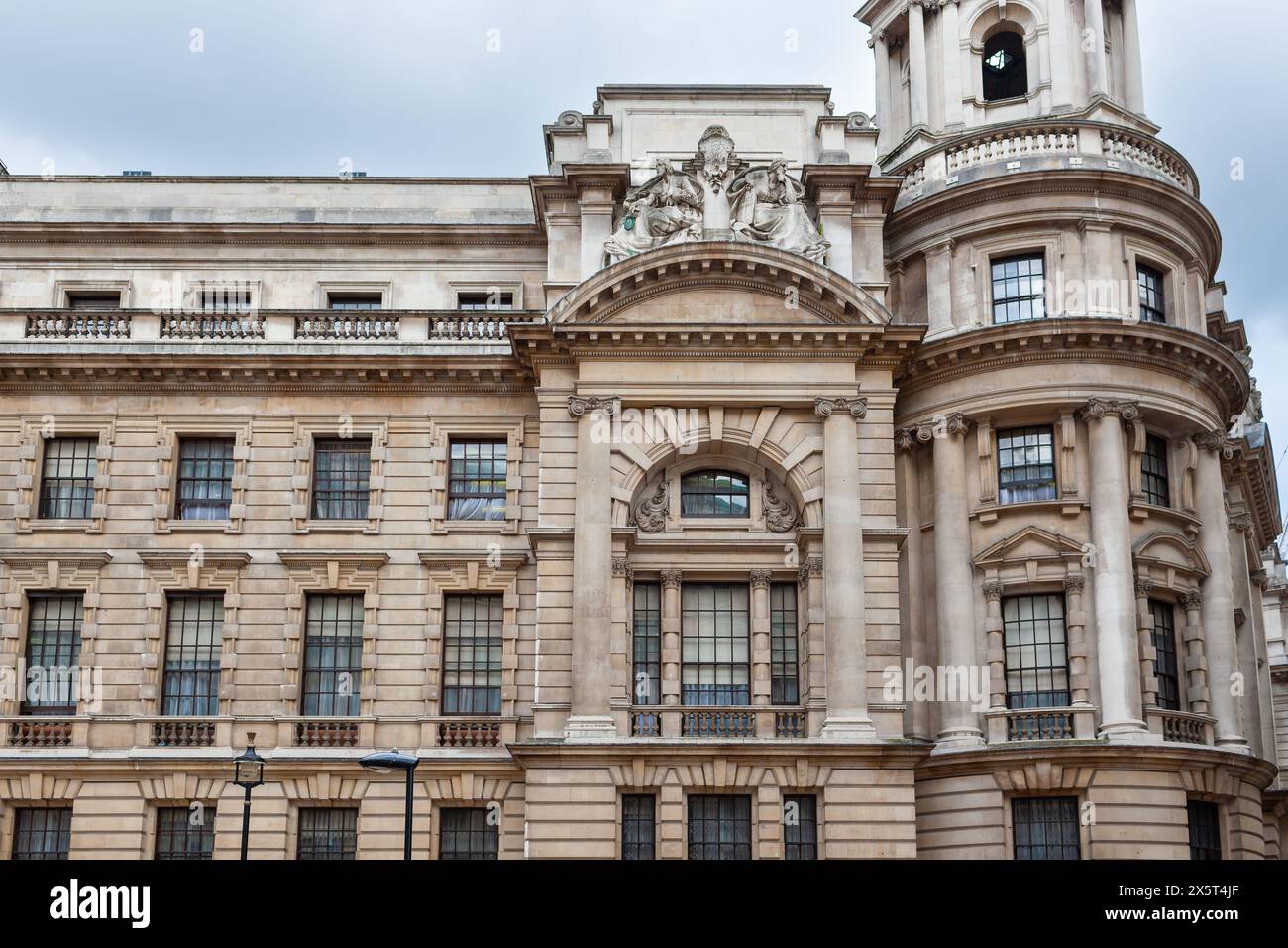 Londra, Regno Unito - 30 giugno 2010: Old War Office Building. Ex edificio per uffici a Whitehall utilizzato da Winston Churchill come quartier generale. Foto Stock