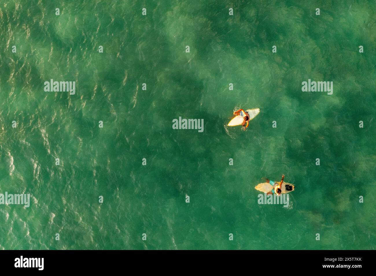 Indonesia, Lombok, vista aerea degli uomini che navigano in mare Foto Stock