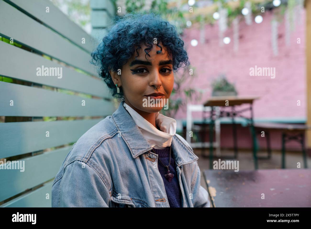 Ritratto di una giovane donna con i capelli blu Foto Stock