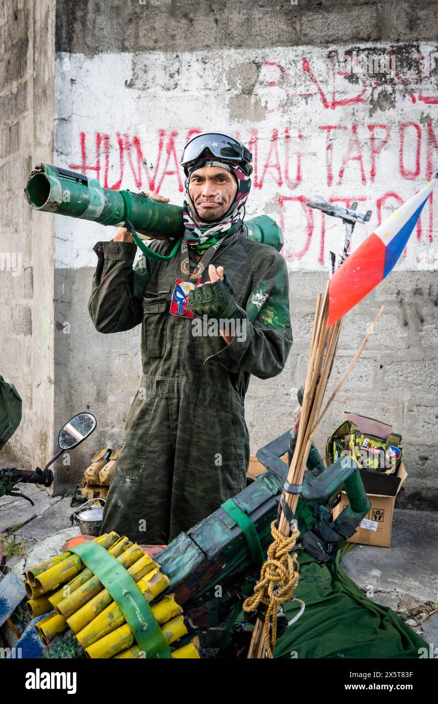 Un uomo filippino che vive a Angeles City ha personalizzato questa bicicletta con una finta armeria militare. Credo che ci possa essere un messaggio politico nei suoi obiettivi. Foto Stock