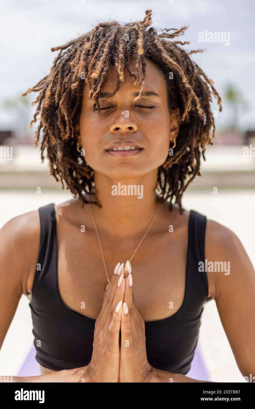 Donna meditando all'aperto Foto Stock