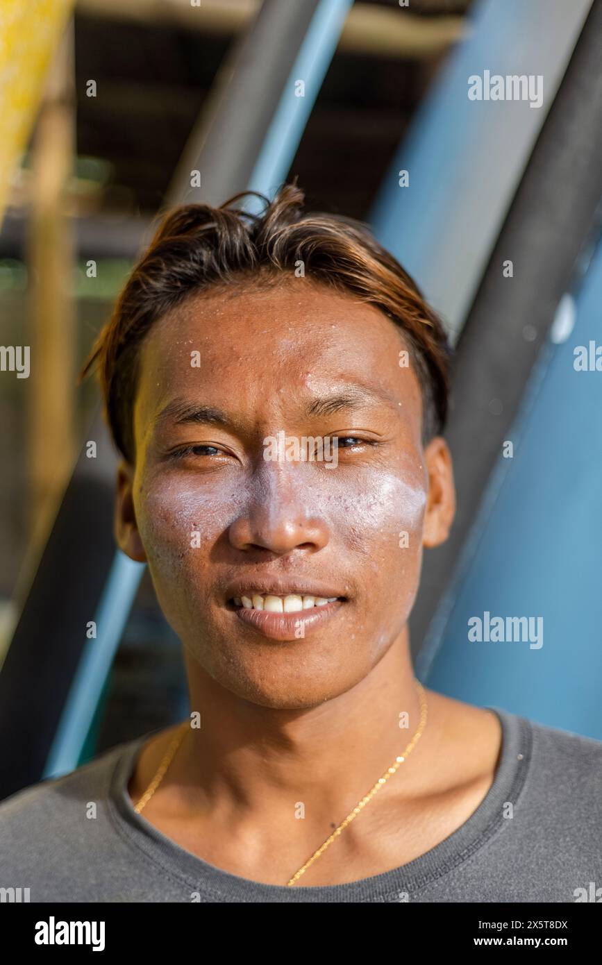 Ritratto di surfista sorridente con lozione solare sul viso Foto Stock
