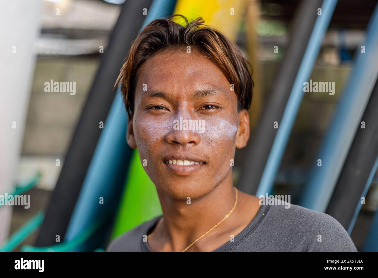 Ritratto di surfista sorridente con lozione solare sul viso Foto Stock