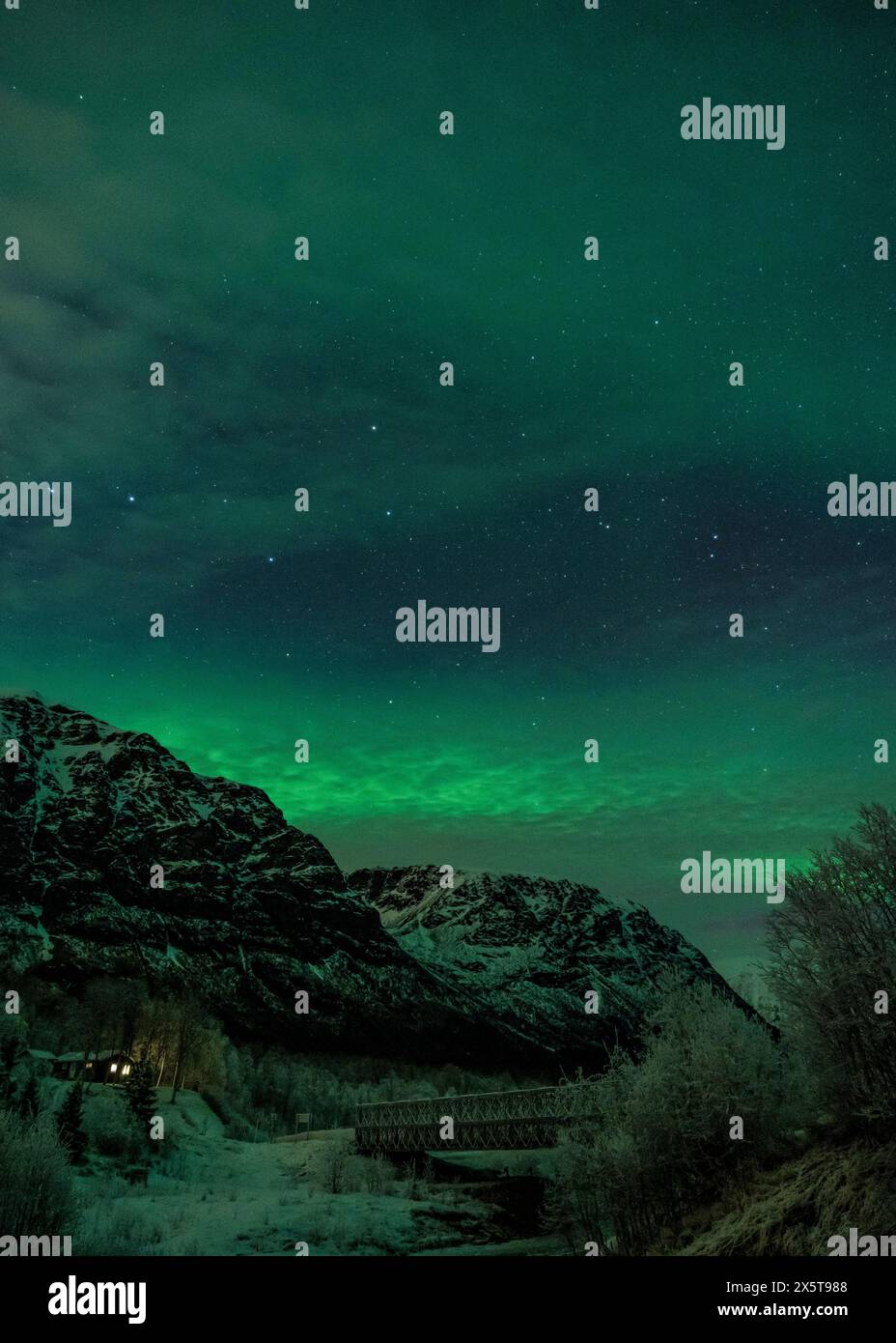 Aurora boreale sulle montagne innevate, Tromso, Norvegia Foto Stock