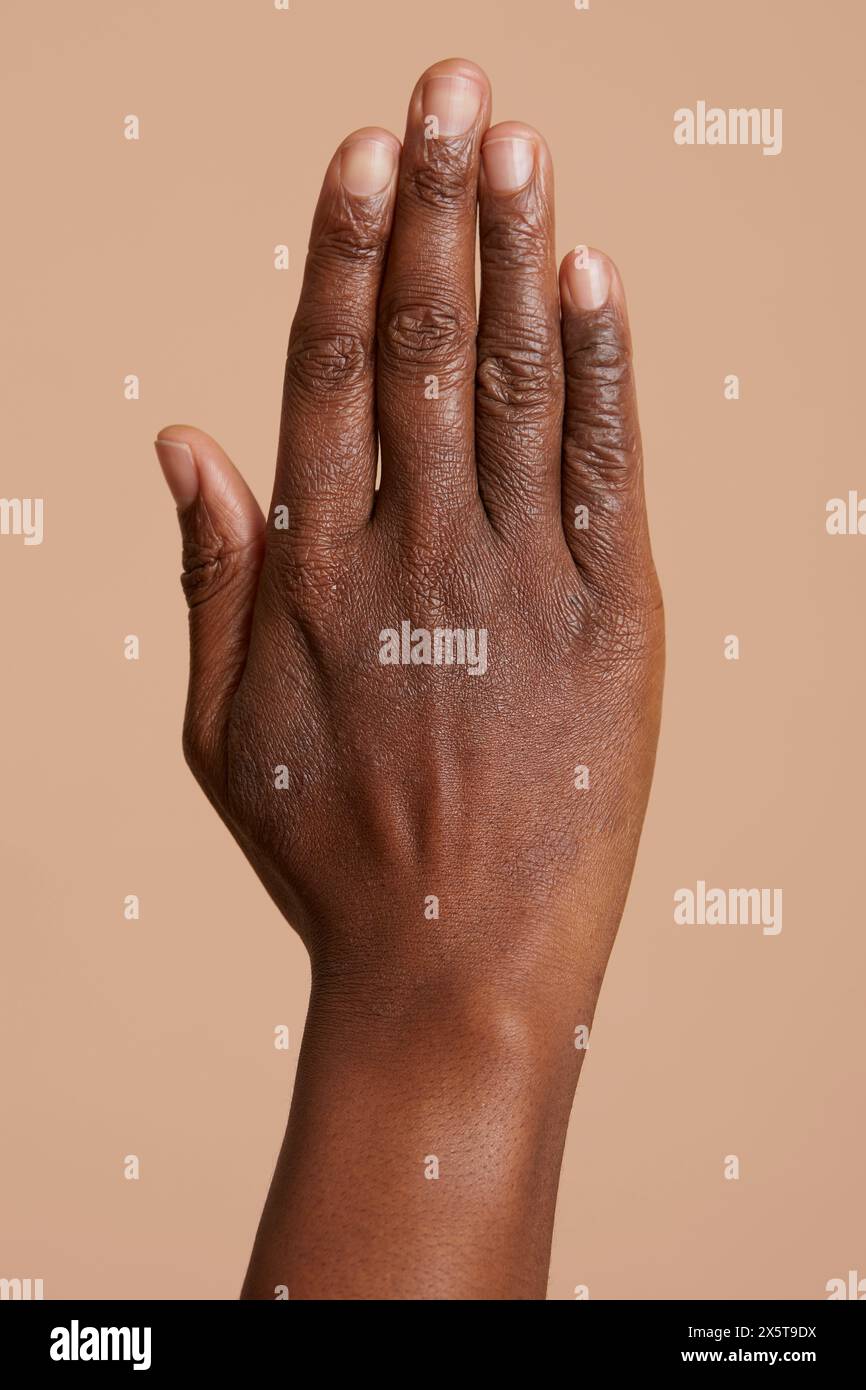 Dorso di mano su sfondo beige Foto Stock