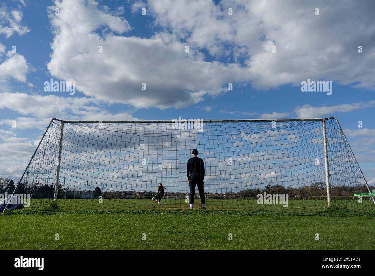 Giocatrici di calcio che praticano il tiro e il salvataggio Foto Stock