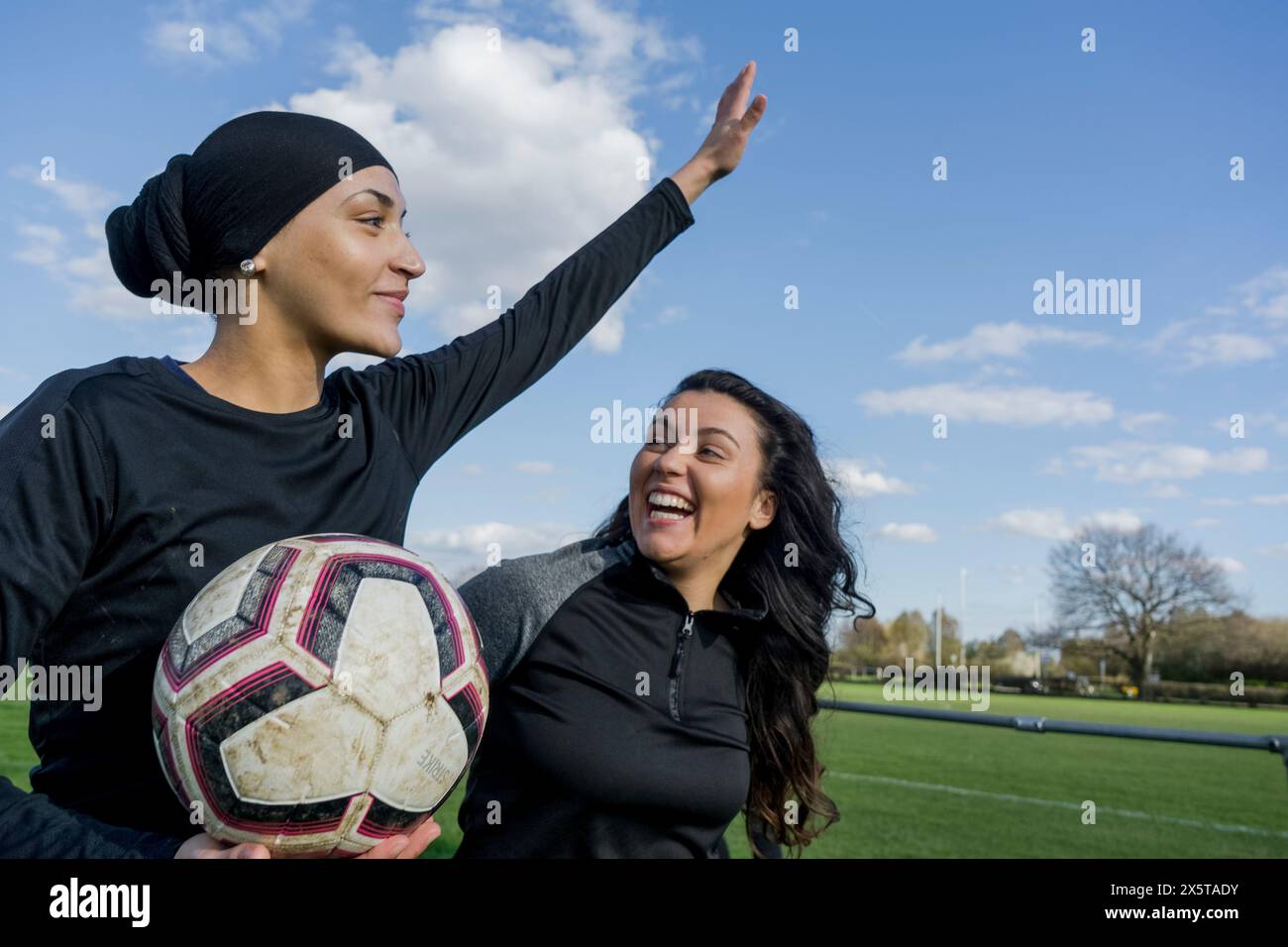 Giovani calciatrici che festeggiano Foto Stock