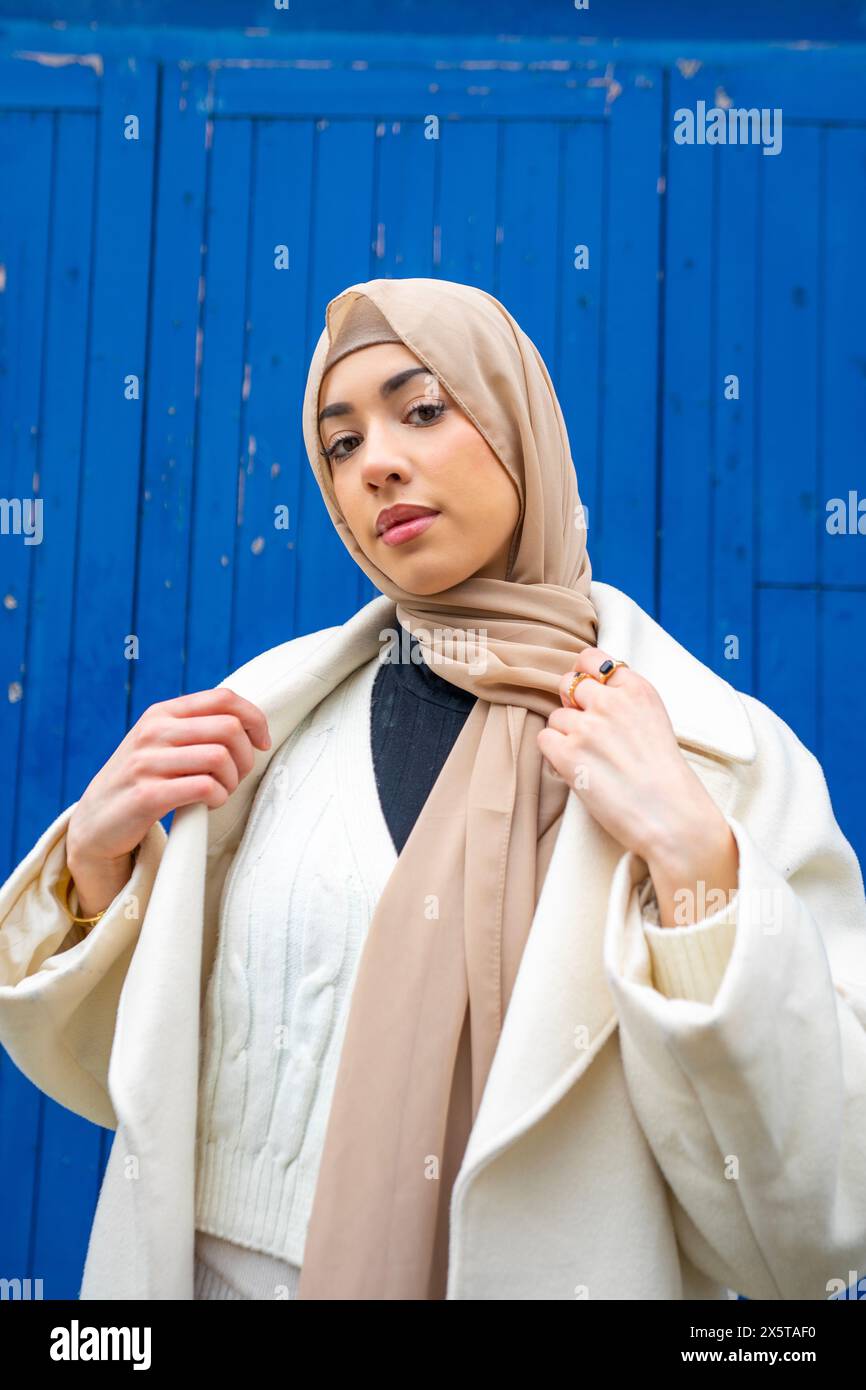 Ritratto di giovane donna che indossa hijab Foto Stock
