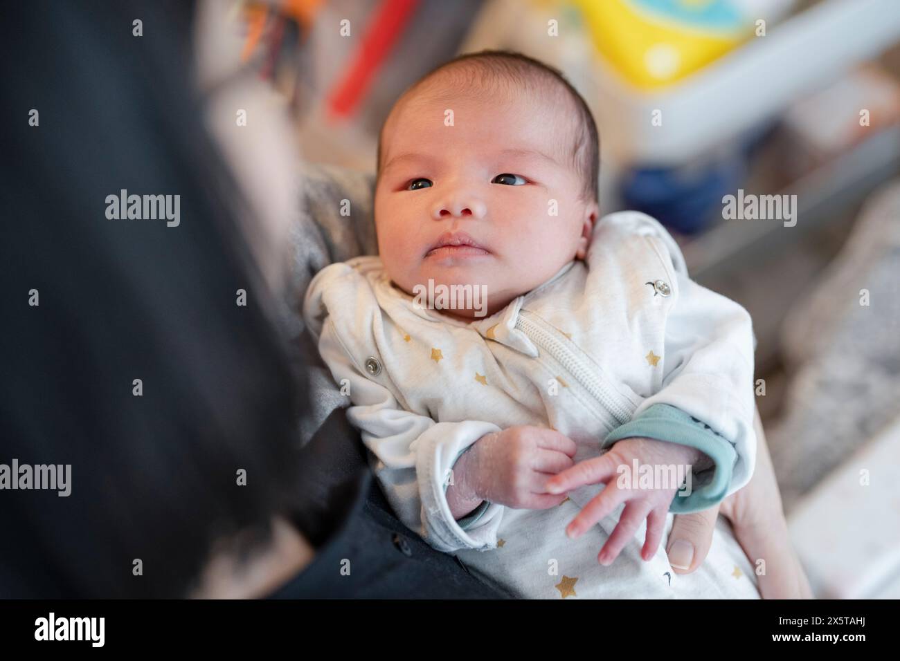 Nonna che tiene in braccio la nipote neonata (0-1 mesi) Foto Stock