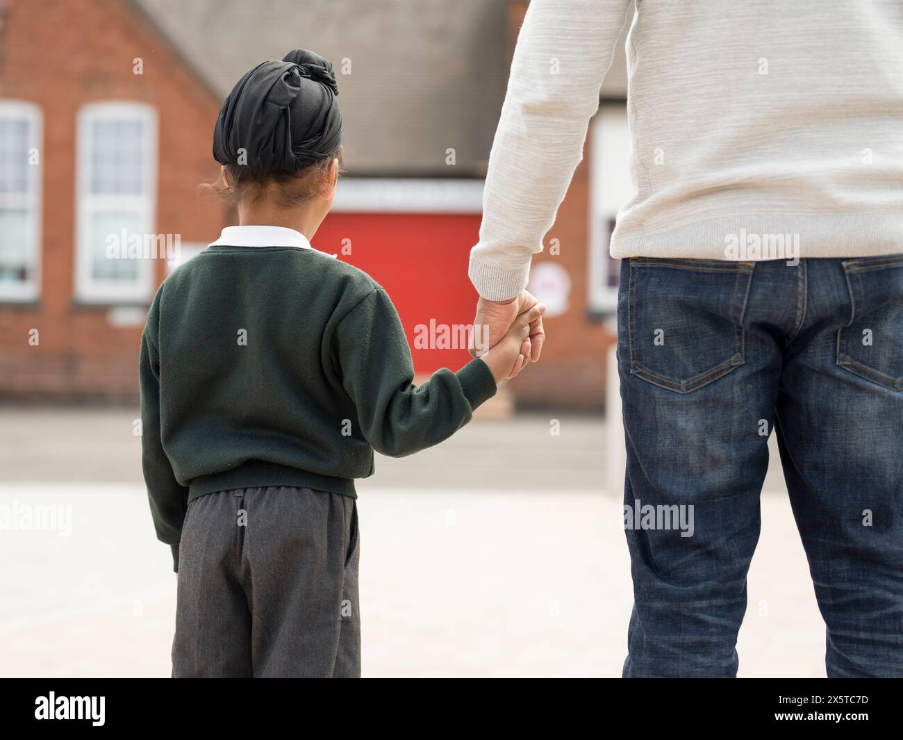 Padre che cammina figlio (6-7) a scuola Foto Stock