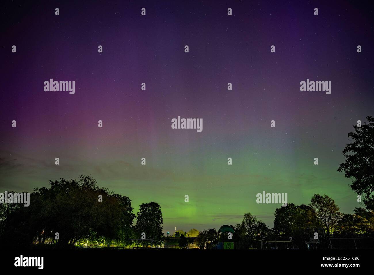 Londra, Regno Unito. 11 maggio 2024. Questa foto scattata l'11 maggio 2024 mostra l'aurora boreale sopra un sobborgo di Londra, in Gran Bretagna. Crediti: Stephen Chung/Xinhua/Alamy Live News Foto Stock