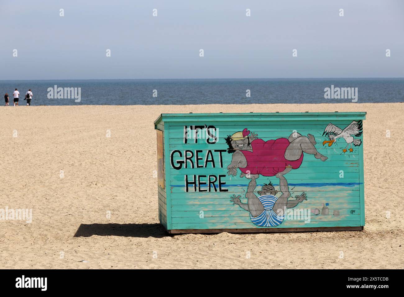 Murale su capanna in legno dipinto sulla spiaggia, Marine Parade, Great Yarmouth, Norfolk, Inghilterra, REGNO UNITO Foto Stock