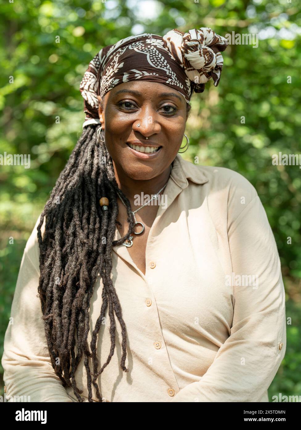 Ritratto di una donna matura sorridente in un'escursione nella foresta Foto Stock