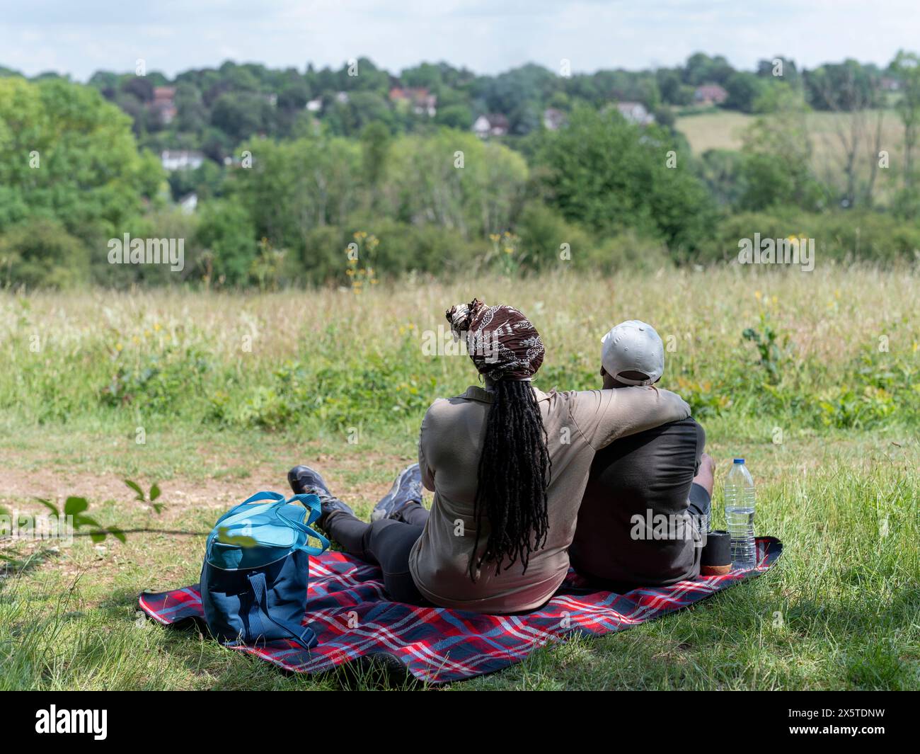 Una coppia matura che fa un picnic nel prato Foto Stock