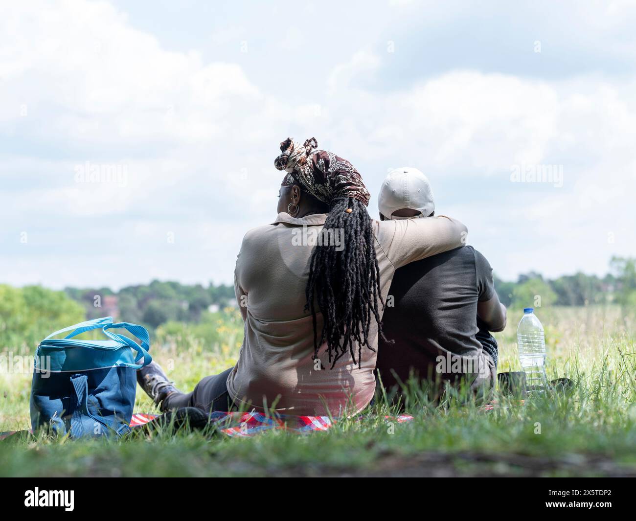 Una coppia matura che fa un picnic nel prato Foto Stock
