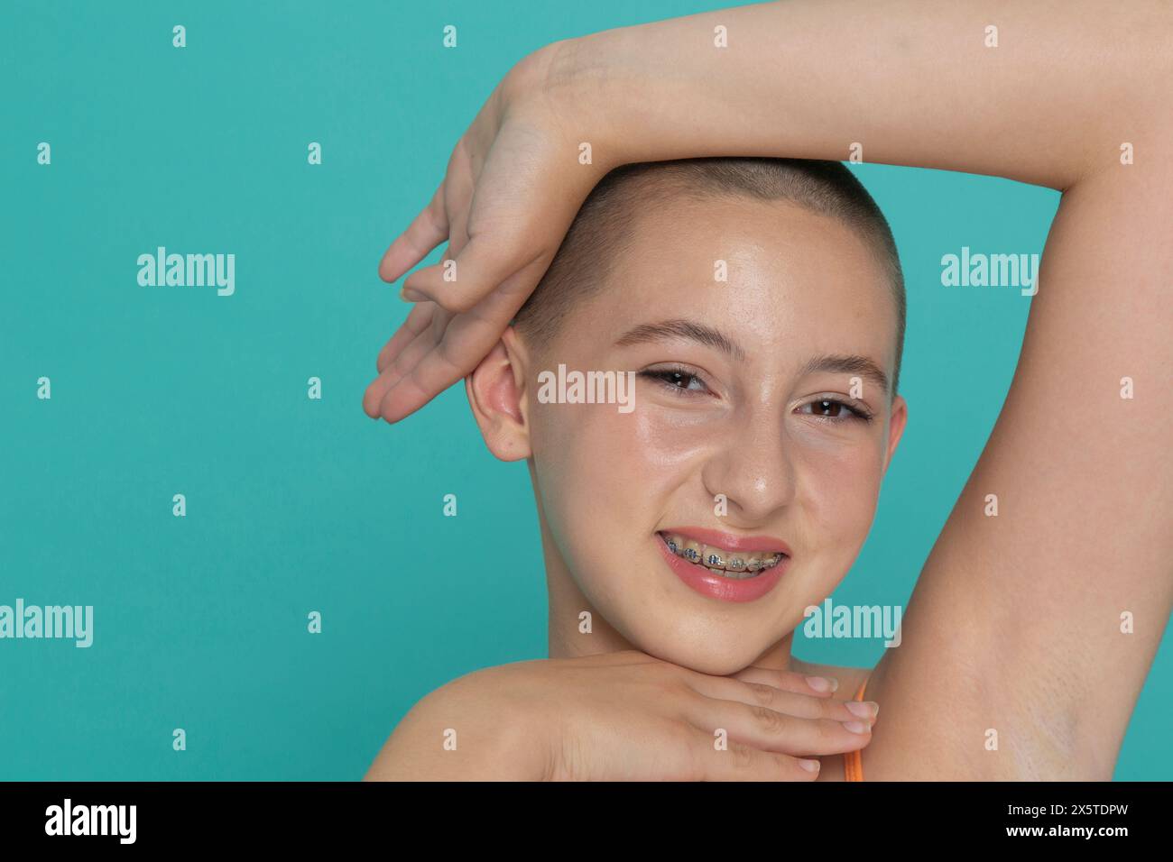 Primo piano di gesti di ragazza sorridente Foto Stock