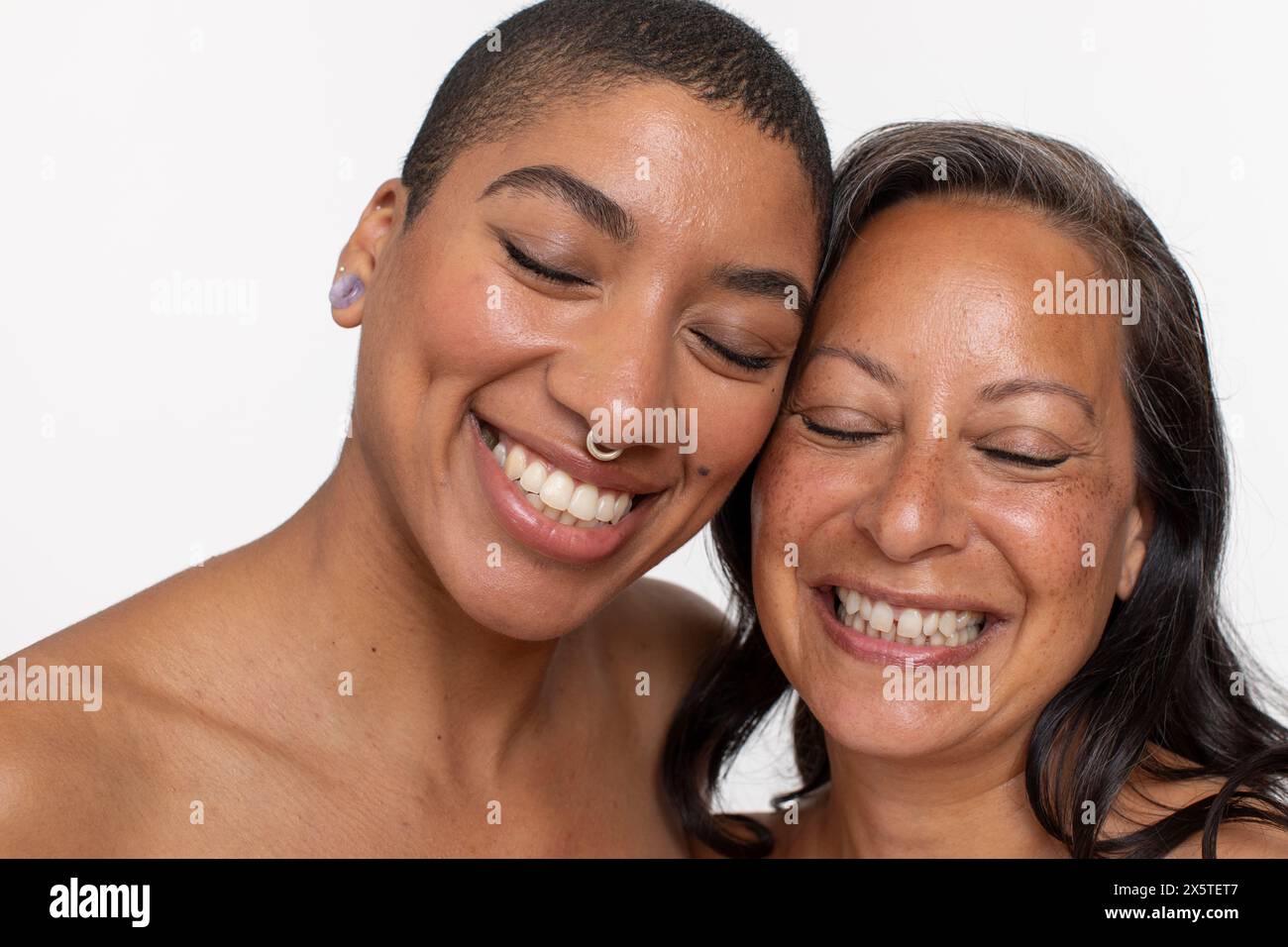 Ritratto in studio di donne sorridenti con gli occhi chiusi Foto Stock