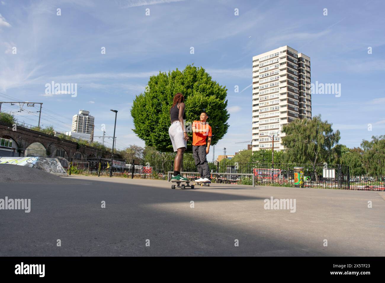 Skateboard giovani nello skate Park Foto Stock