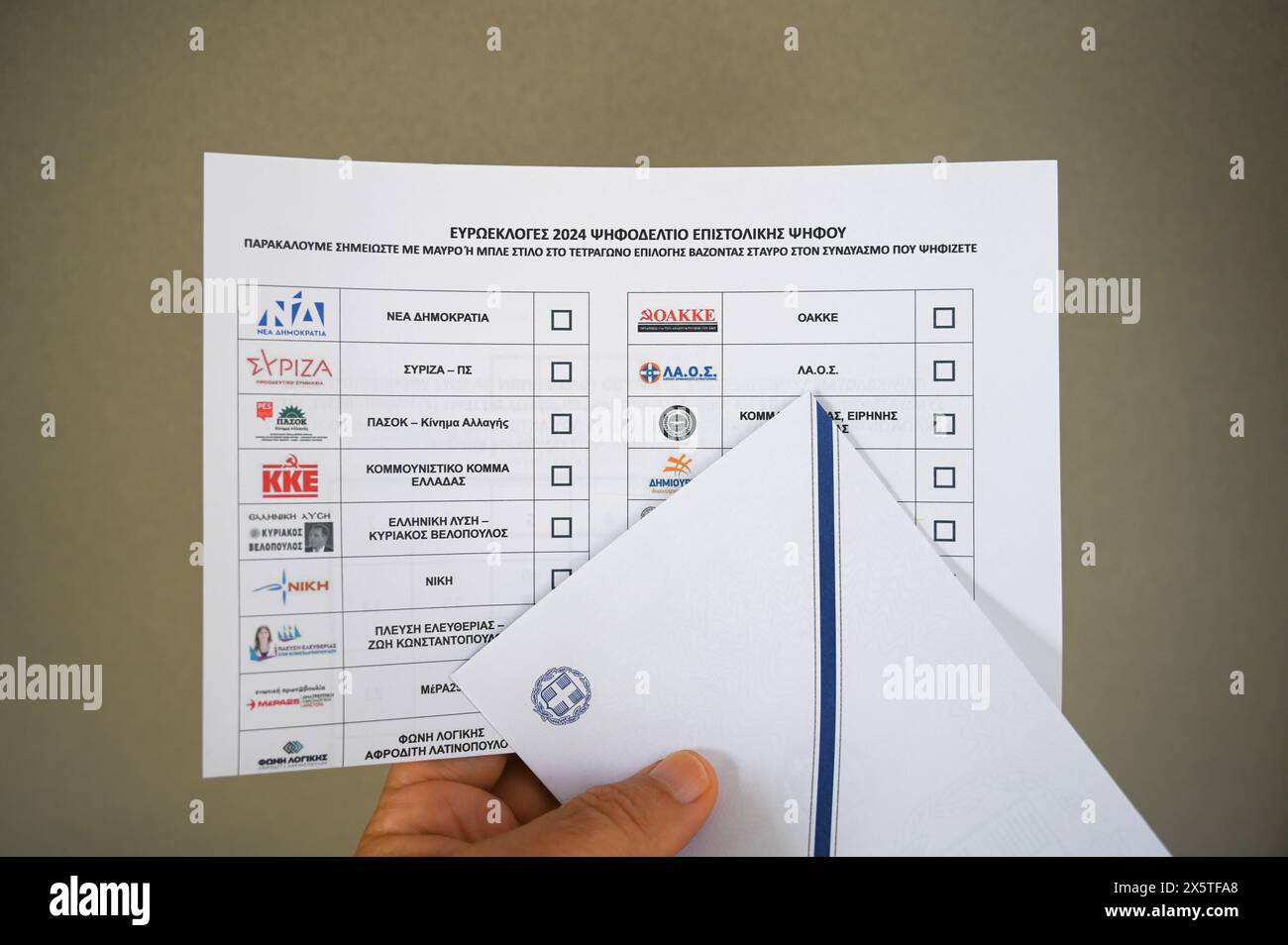 Atene, Grecia. 10 maggio 2024. Un elettore tiene un voto postale e una busta per le prossime elezioni dell'UE. Circa 200.000 greci residenti in Grecia e 127 paesi all'estero si sono registrati per il voto postale che viene attuato per la prima volta in un'elezione in Grecia. (Credit Image: © Dimitris Aspiotis/Pacific Press via ZUMA Press Wire) SOLO PER USO EDITORIALE! Non per USO commerciale! Foto Stock