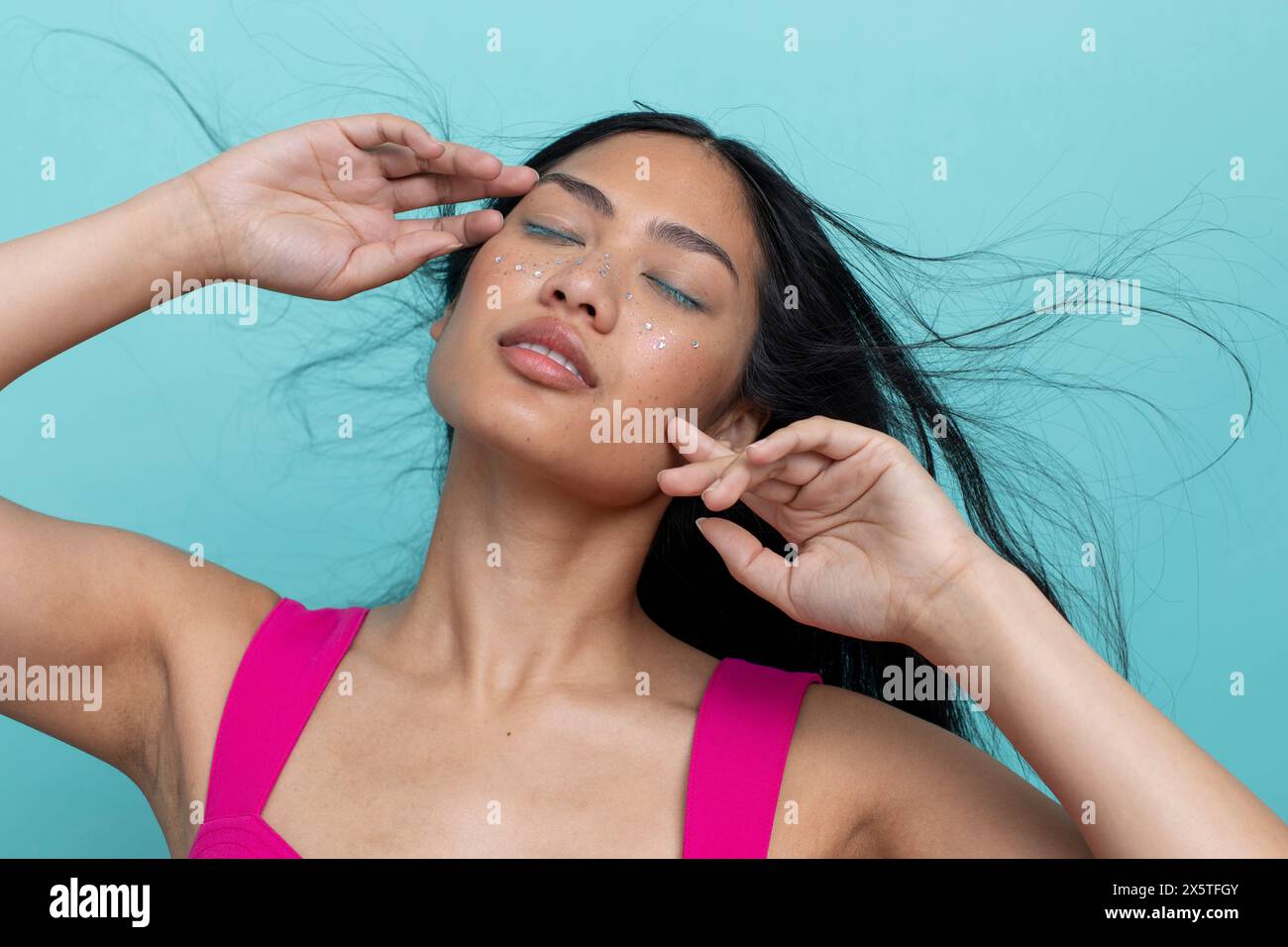 Donna con capelli duri e occhi chiusi Foto Stock