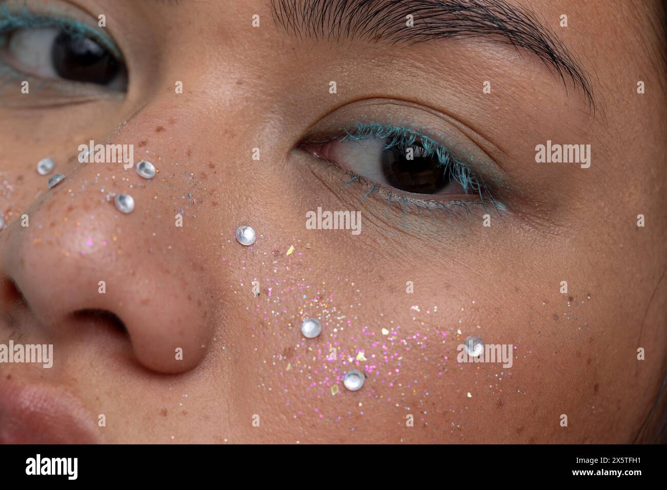 Primo piano di una donna con scintillanti lentiggini sul viso Foto Stock