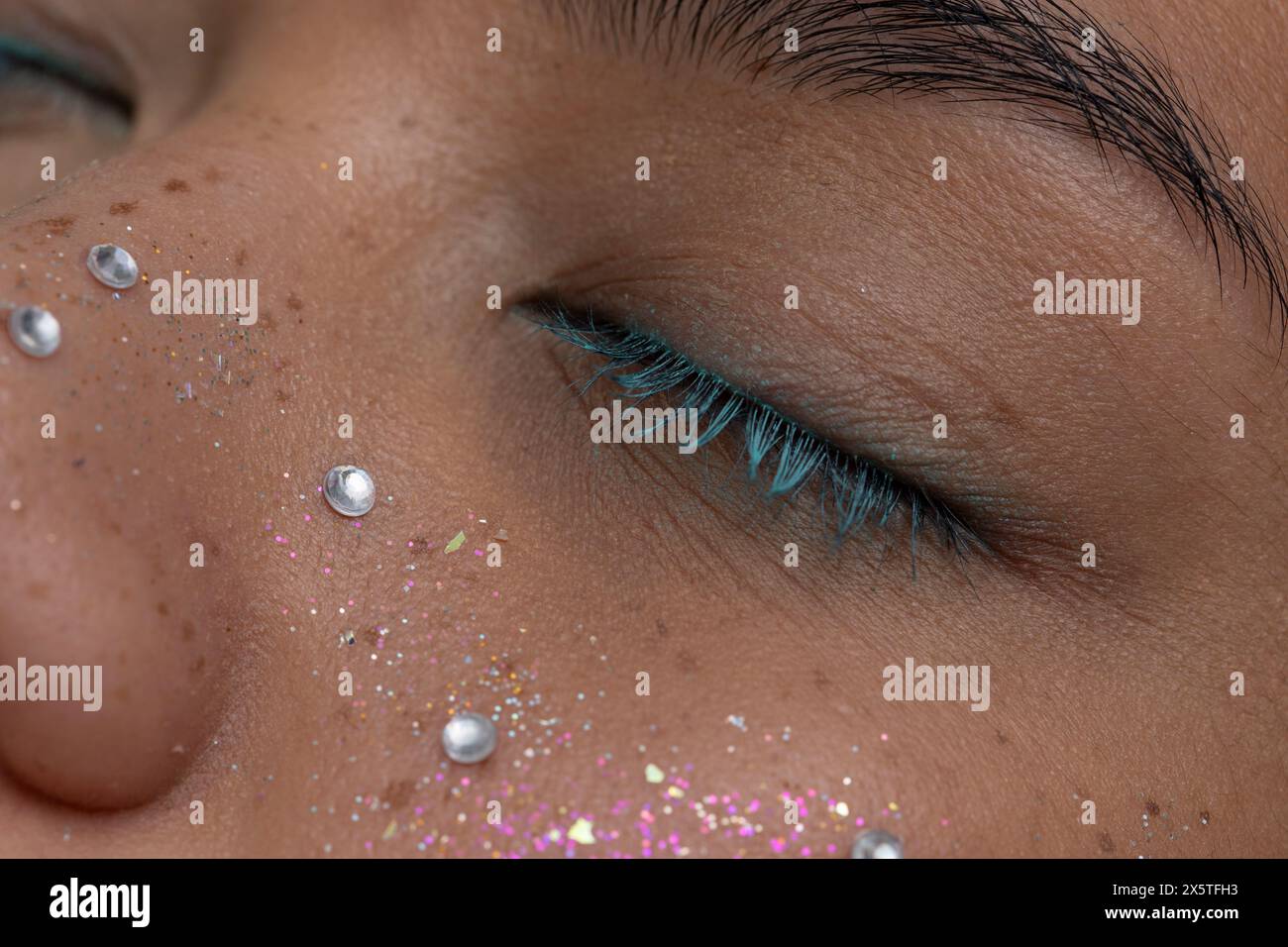 Primo piano di una donna con scintillanti lentiggini sul viso Foto Stock