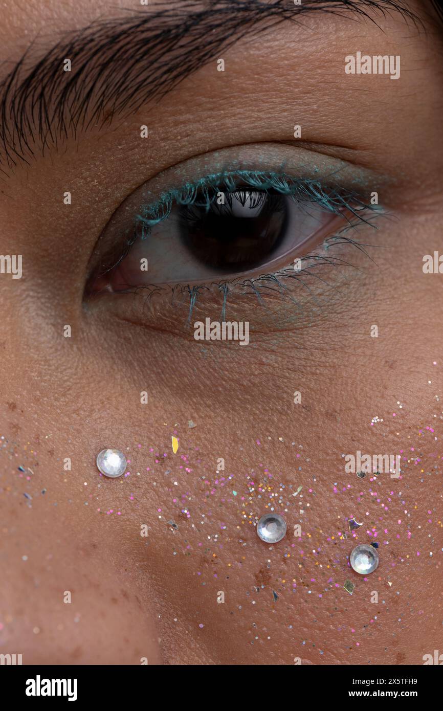 Primo piano di una donna con scintillanti lentiggini sul viso, guardando la fotocamera Foto Stock