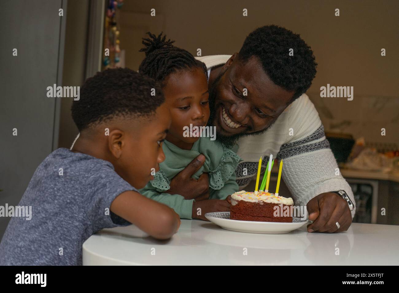 Padre e figli (2-3, 6-7) festeggiano il compleanno Foto Stock