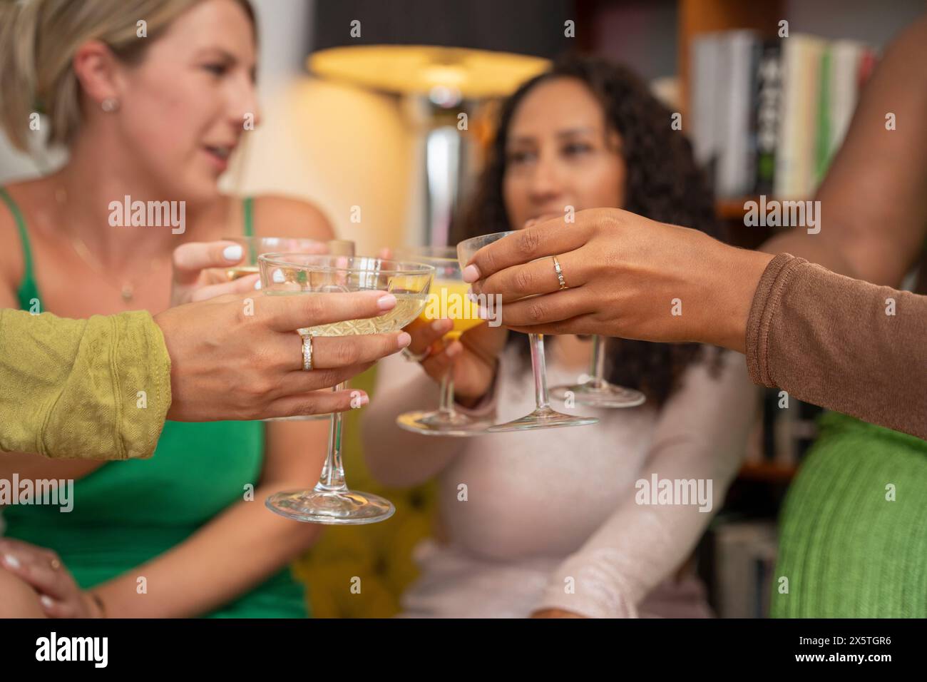 Gruppo di donne che festeggiano a casa Foto Stock