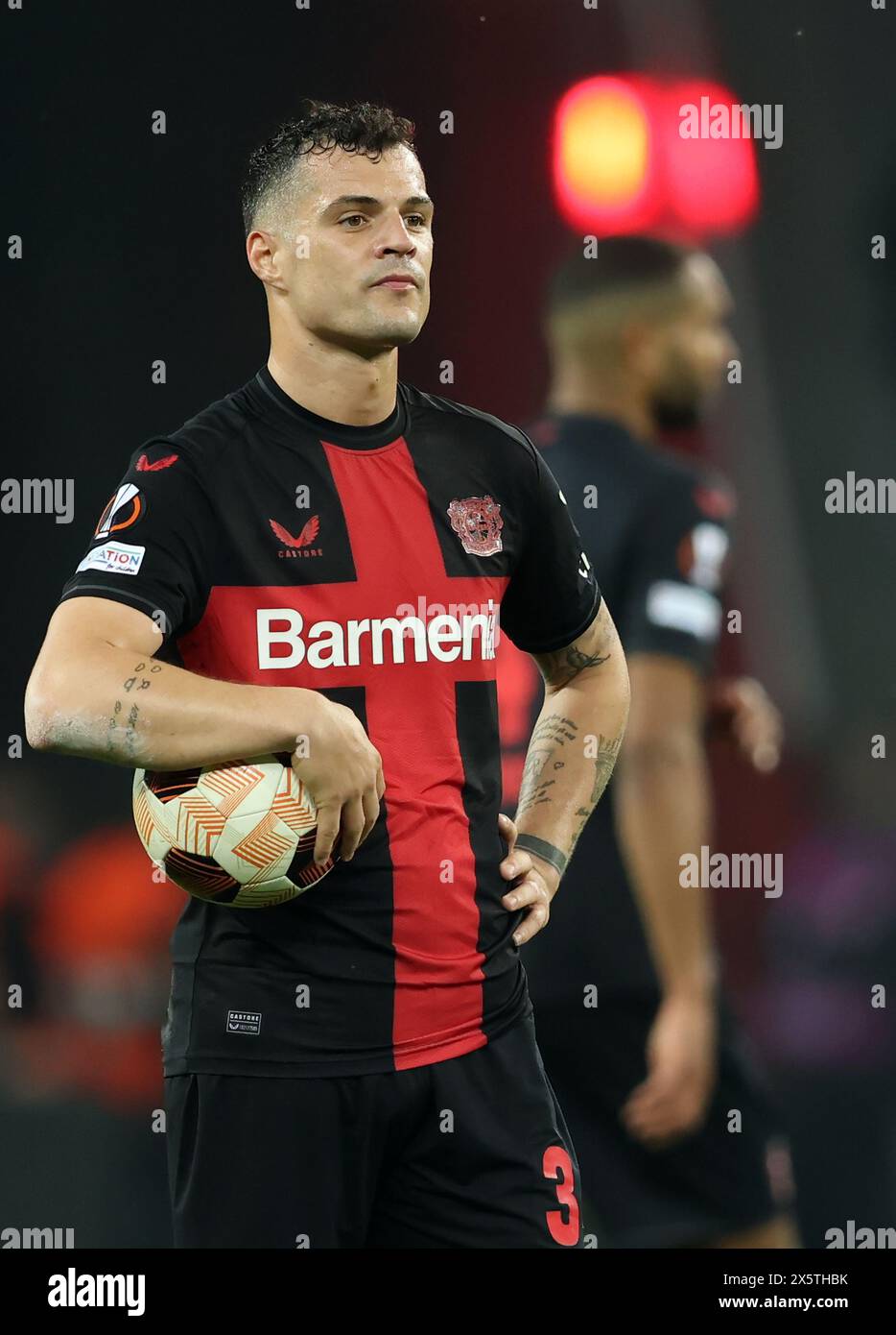 LEVERKUSEN, GERMANIA - 9 MAGGIO: Granit Xhaka del Bayer Leverkusen corre con un pallone durante la semifinale di UEFA Europa League 2023/24 contro il Bayer 04 Leverkusen e LA Roma alla BayArena il 9 maggio 2024 a Leverkusen, Germania. © diebilderwelt / Alamy Stock Foto Stock