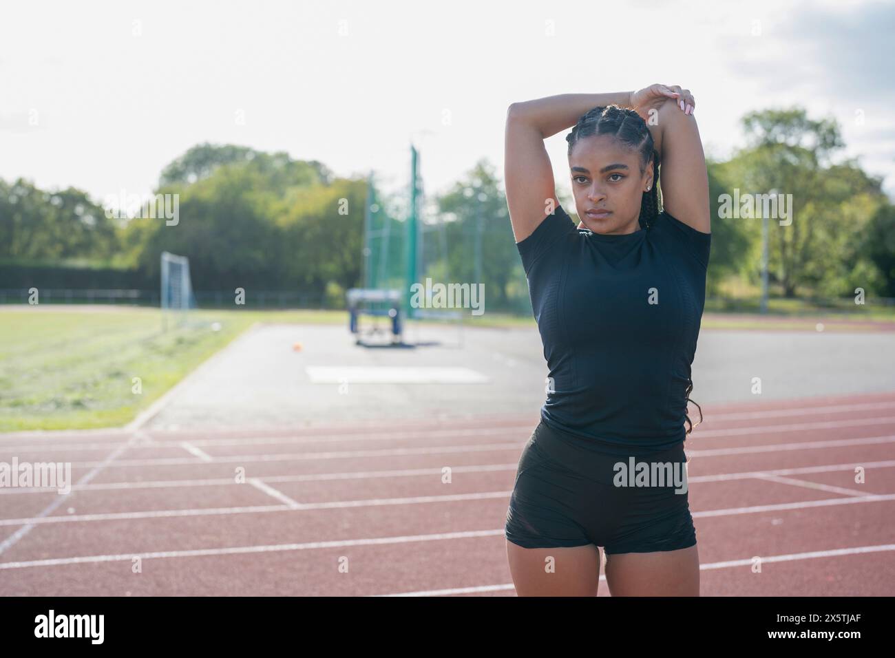 Atleta che allunga le braccia prima di allenarsi Foto Stock