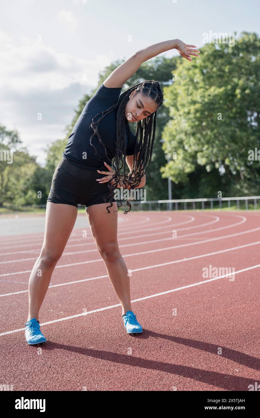 Atleta che allunga le braccia prima di allenarsi Foto Stock