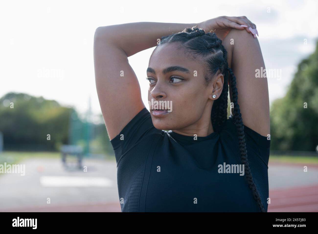 Atleta che allunga le braccia prima di allenarsi Foto Stock