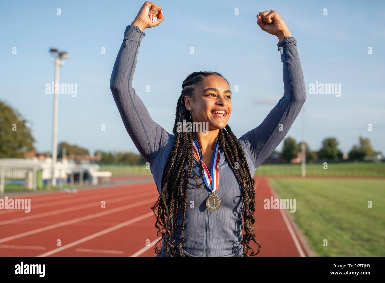 Ritratto di atleta che festeggia con la medaglia Foto Stock