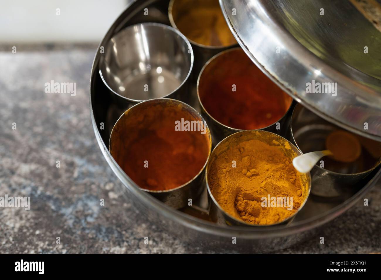 Spezie essiccate in piccole ciotole sul bancone della cucina Foto Stock