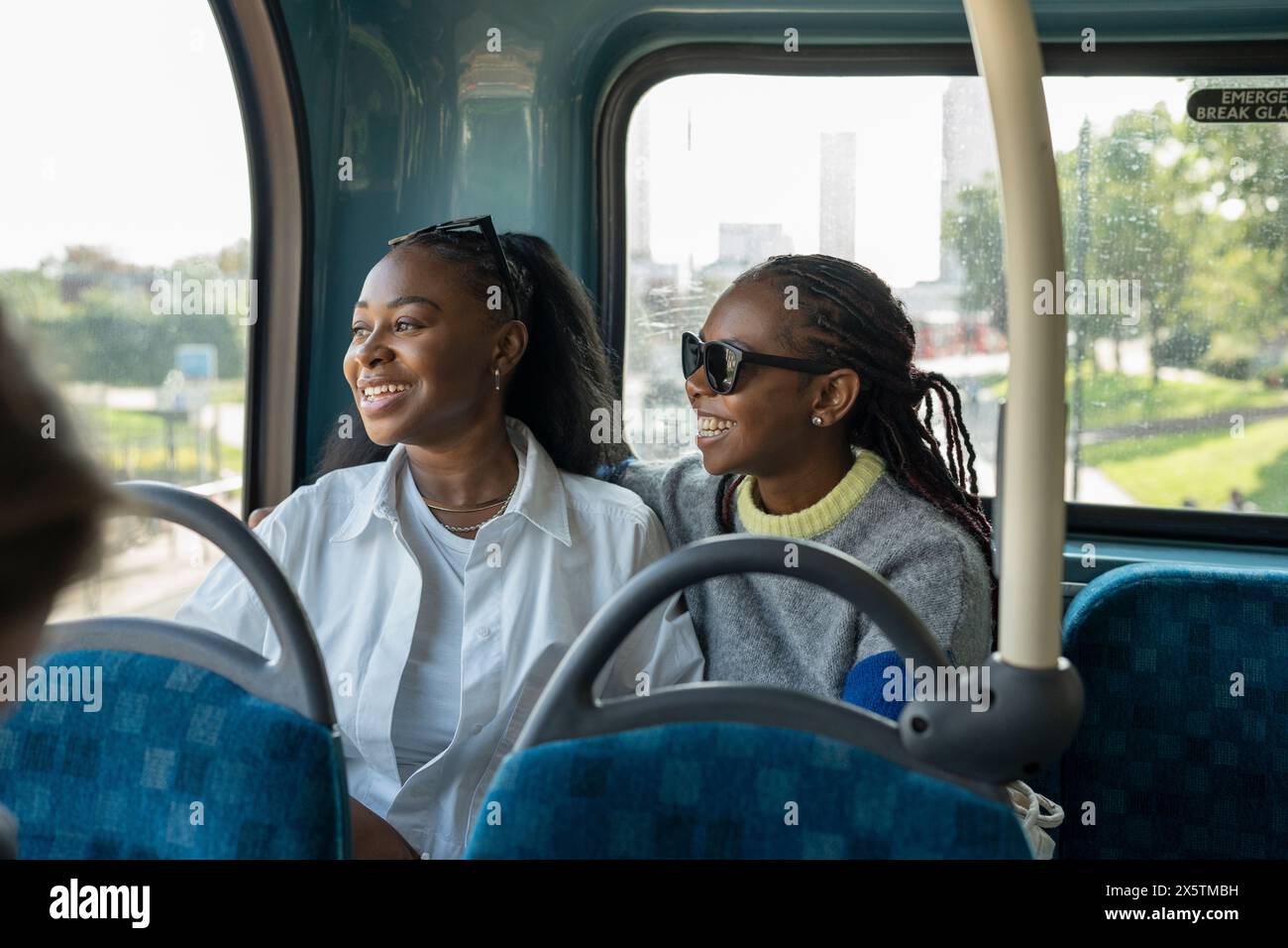 Giovani amiche che viaggiano in autobus cittadino Foto Stock