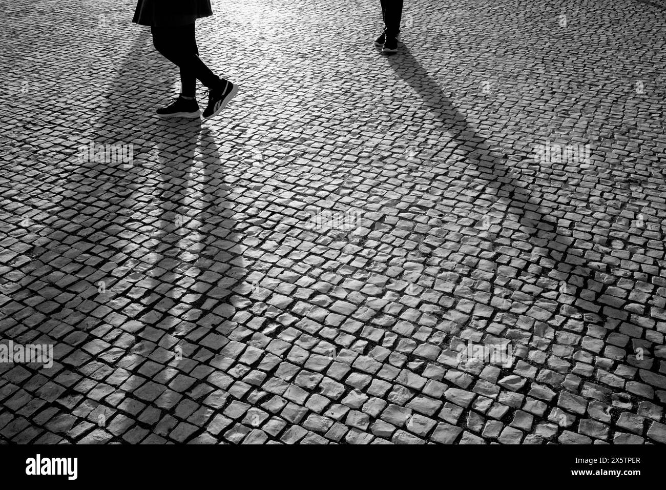 Persone che guardano a Lisbona, fotografie di strada - Praca Commercial, zona principale del porto sul mare. Foto Stock