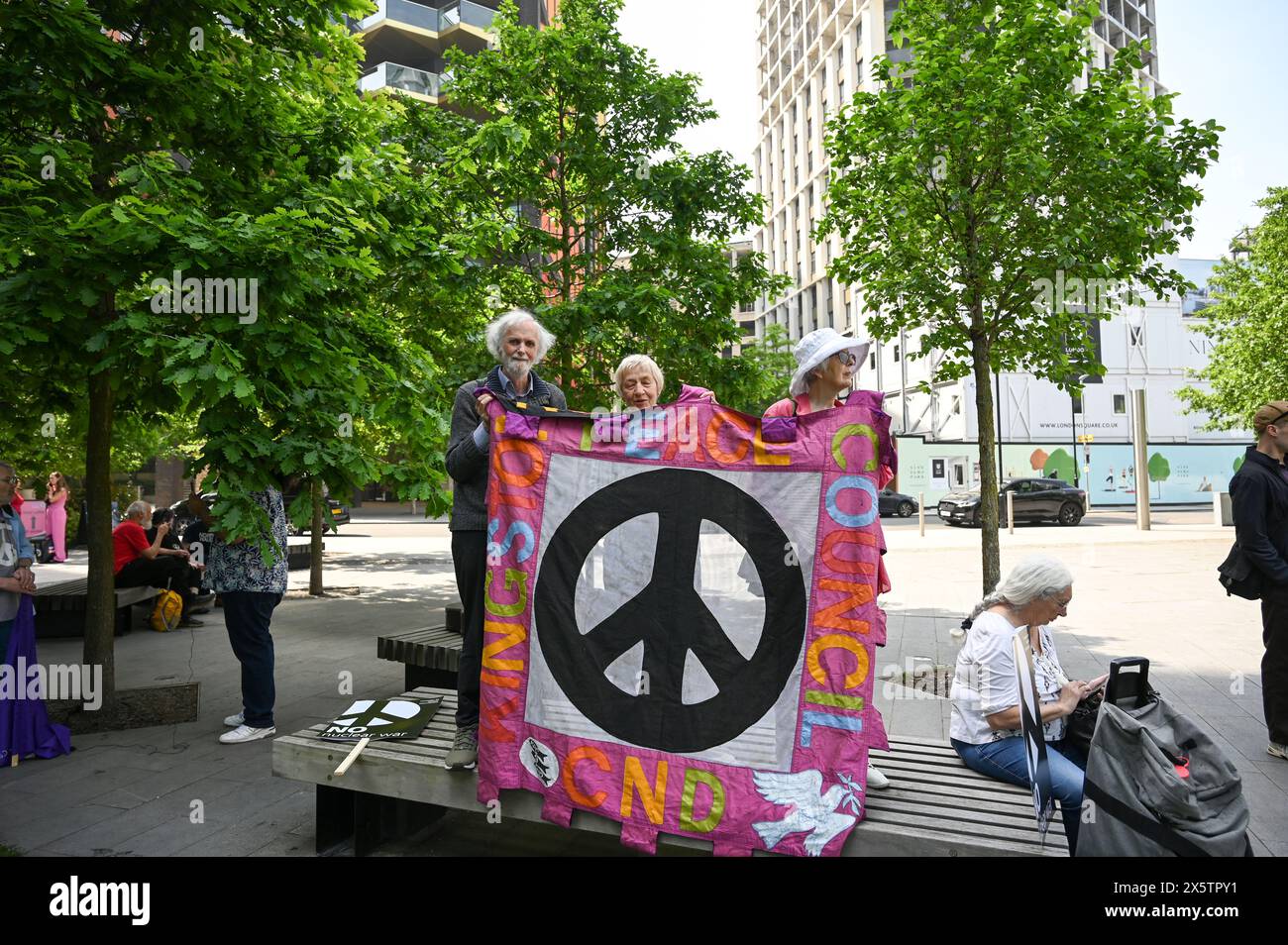 Ambasciata DEGLI STATI UNITI, LONDRA, INGHILTERRA, Regno Unito - 11 MAGGIO 2024: Perché il cosiddetto governo democratico britannico fa sempre quello che gli americani dicono? In effetti, il popolo britannico ama bombardare nazioni piccole e indifese senza alzare le difese. Di fronte a una nazione forte, il loro tono cambia. Le dimostrazioni dicono di no alla Gran Bretagna sul fronte nucleare e smettono di sostenere il genocidio di Gaza. Una scusa economica per vendere armi è per il profitto. Credito: Vedi li/Picture Capital/Alamy Live News Foto Stock