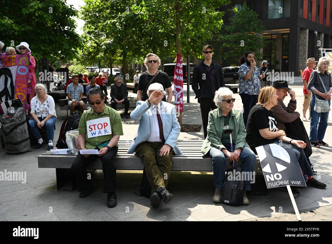 Ambasciata DEGLI STATI UNITI, LONDRA, INGHILTERRA, Regno Unito - 11 MAGGIO 2024: Perché il cosiddetto governo democratico britannico fa sempre quello che gli americani dicono? In effetti, il popolo britannico ama bombardare nazioni piccole e indifese senza alzare le difese. Di fronte a una nazione forte, il loro tono cambia. Le dimostrazioni dicono di no alla Gran Bretagna sul fronte nucleare e smettono di sostenere il genocidio di Gaza. Una scusa economica per vendere armi è per il profitto. Credito: Vedi li/Picture Capital/Alamy Live News Foto Stock