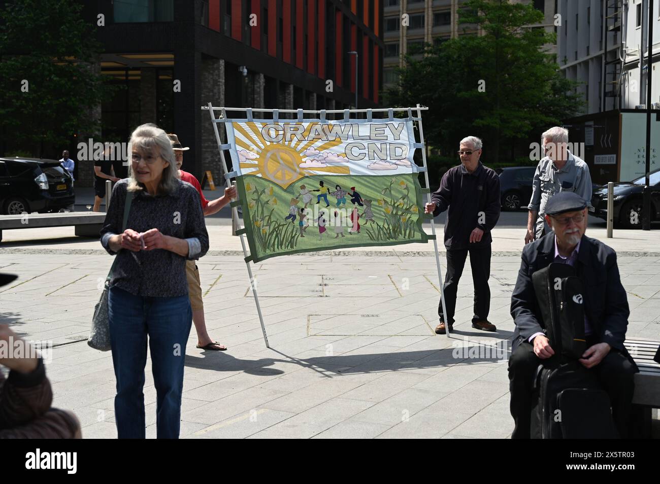 Ambasciata DEGLI STATI UNITI, LONDRA, INGHILTERRA, Regno Unito - 11 MAGGIO 2024: Perché il cosiddetto governo democratico britannico fa sempre quello che gli americani dicono? In effetti, il popolo britannico ama bombardare nazioni piccole e indifese senza alzare le difese. Di fronte a una nazione forte, il loro tono cambia. Le dimostrazioni dicono di no alla Gran Bretagna sul fronte nucleare e smettono di sostenere il genocidio di Gaza. Una scusa economica per vendere armi è per il profitto. Credito: Vedi li/Picture Capital/Alamy Live News Foto Stock