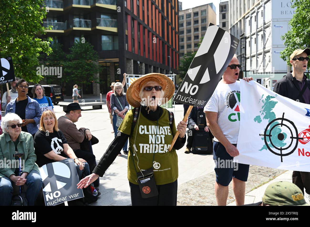 Ambasciata DEGLI STATI UNITI, LONDRA, INGHILTERRA, Regno Unito - 11 MAGGIO 2024: Perché il cosiddetto governo democratico britannico fa sempre quello che gli americani dicono? In effetti, il popolo britannico ama bombardare nazioni piccole e indifese senza alzare le difese. Di fronte a una nazione forte, il loro tono cambia. Le dimostrazioni dicono di no alla Gran Bretagna sul fronte nucleare e smettono di sostenere il genocidio di Gaza. Una scusa economica per vendere armi è per il profitto. Credito: Vedi li/Picture Capital/Alamy Live News Foto Stock