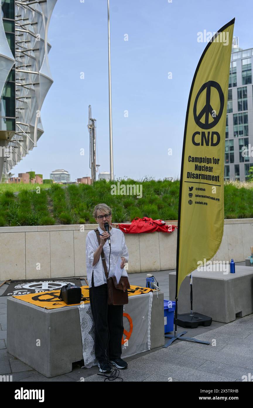 Ambasciata DEGLI STATI UNITI, LONDRA, INGHILTERRA, Regno Unito - 11 MAGGIO 2024: Oratrice Kate Hudson del raduno del CND perché il cosiddetto governo della democrazia britannico fa sempre quello che gli americani dicono? In effetti, il popolo britannico ama bombardare nazioni piccole e indifese senza alzare le difese. Di fronte a una nazione forte, il loro tono cambia. Le dimostrazioni dicono di no alla Gran Bretagna sul fronte nucleare e smettono di sostenere il genocidio di Gaza. Una scusa economica per vendere armi è per il profitto. Credito: Vedi li/Picture Capital/Alamy Live News Foto Stock