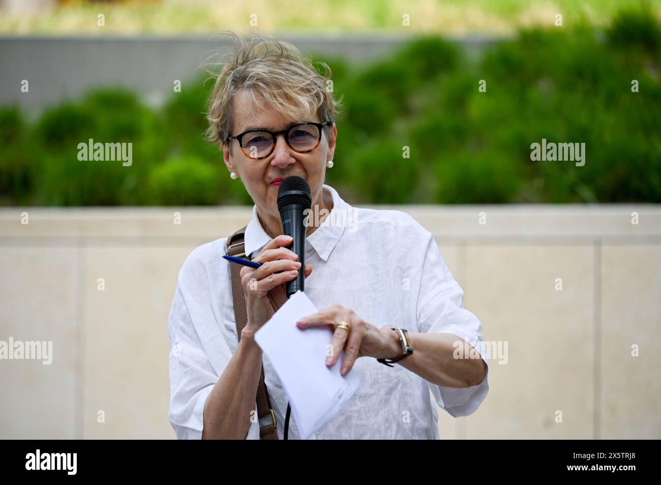 Ambasciata DEGLI STATI UNITI, LONDRA, INGHILTERRA, Regno Unito - 11 MAGGIO 2024: Oratrice Kate Hudson del raduno del CND perché il cosiddetto governo della democrazia britannico fa sempre quello che gli americani dicono? In effetti, il popolo britannico ama bombardare nazioni piccole e indifese senza alzare le difese. Di fronte a una nazione forte, il loro tono cambia. Le dimostrazioni dicono di no alla Gran Bretagna sul fronte nucleare e smettono di sostenere il genocidio di Gaza. Una scusa economica per vendere armi è per il profitto. Credito: Vedi li/Picture Capital/Alamy Live News Foto Stock