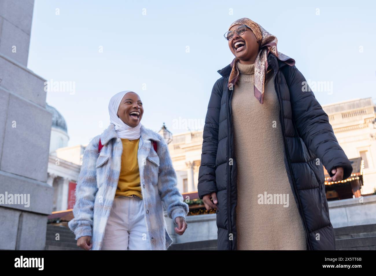 Regno Unito, Londra, giovani turisti in hijab che camminano per la città Foto Stock