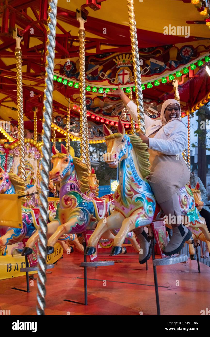 Giovane turista in hijab per giostre Foto Stock