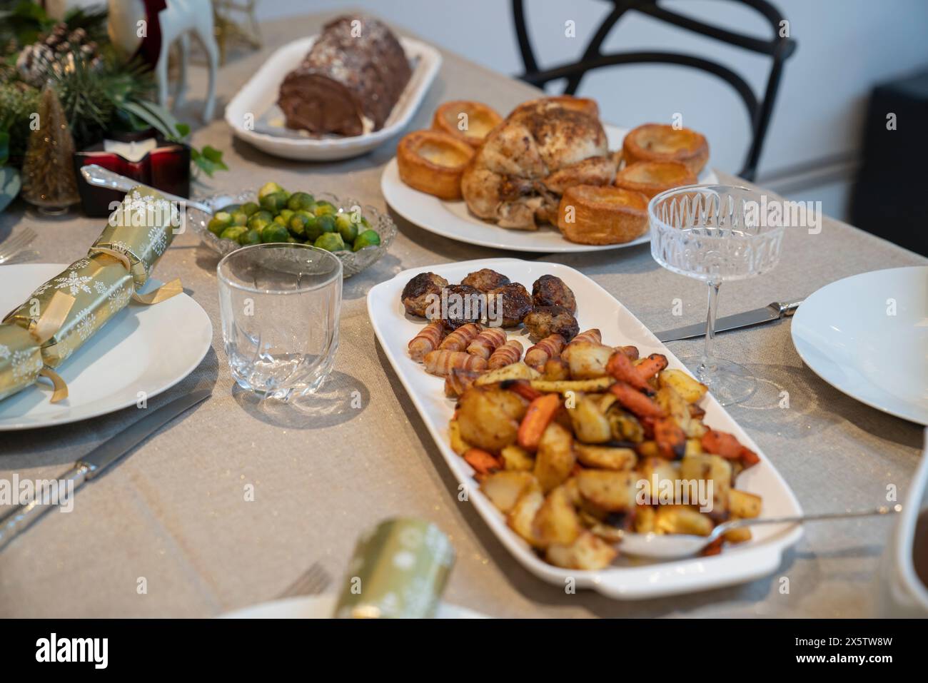 Verdure e carne arrostite e cracker di Natale in tavola Foto Stock