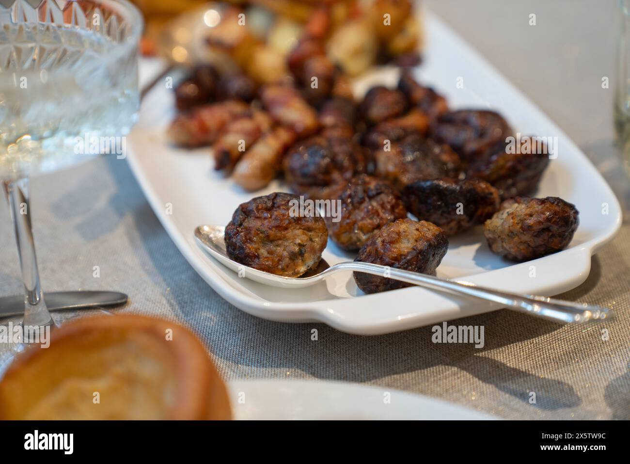 Primo piano di verdure arrosto e carne sul tavolo della cena di Natale Foto Stock