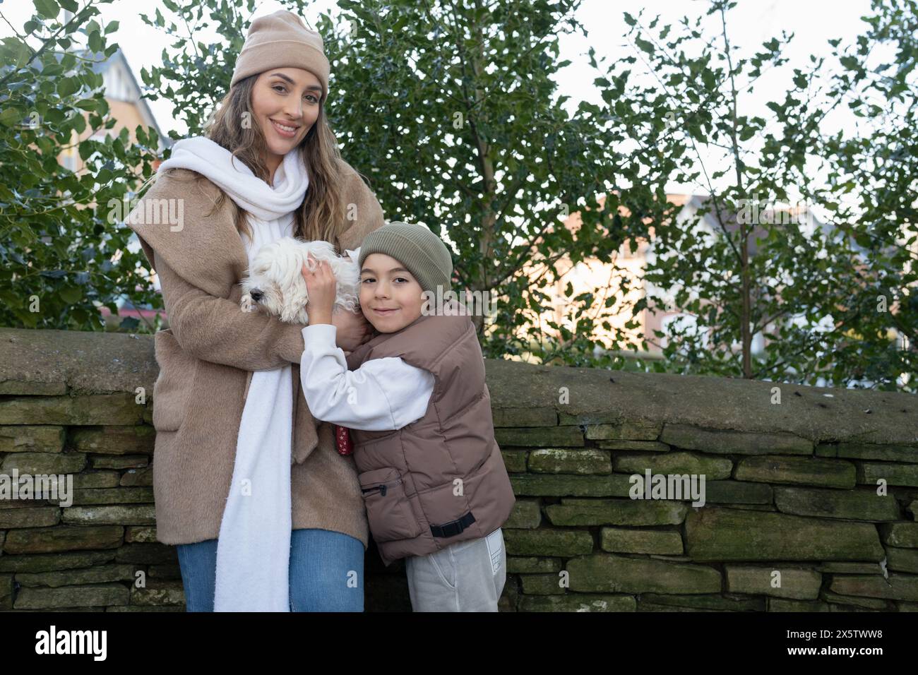 Ritratto di madre e figlio (6-7) in abbigliamento invernale Foto Stock