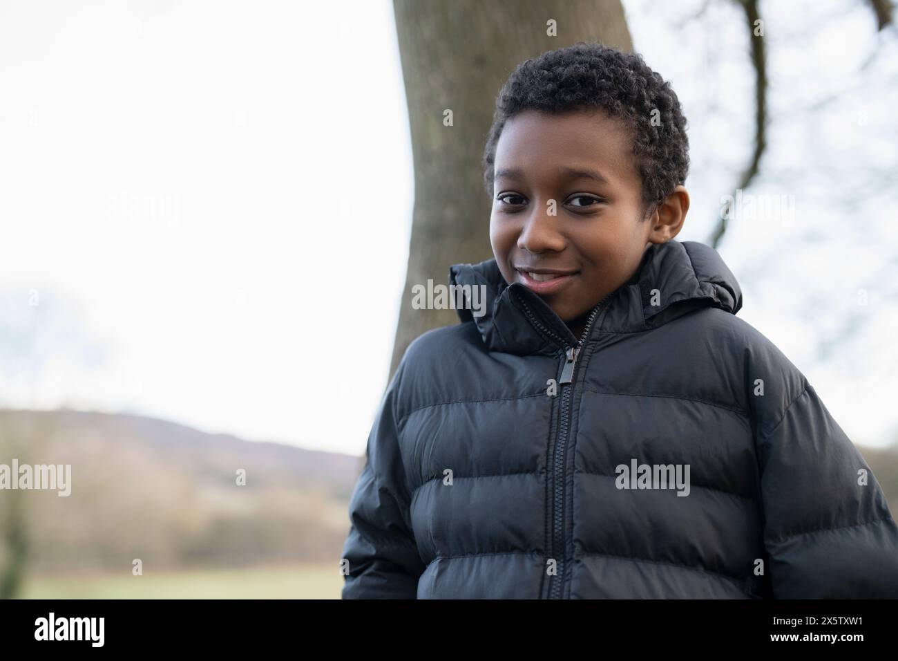 Ritratto di un ragazzo che indossa una giacca invernale Foto Stock