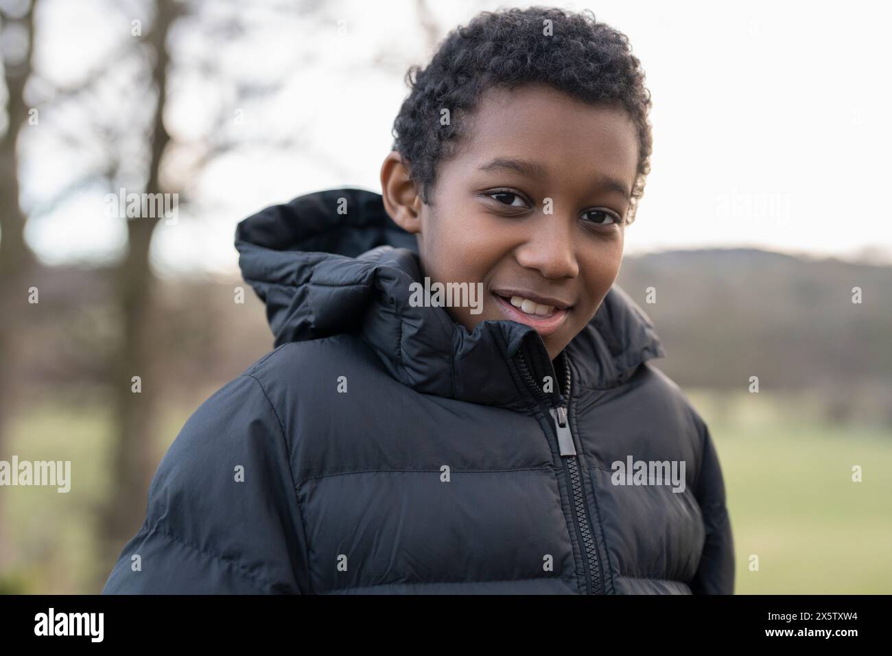 Ritratto di un ragazzo che indossa una giacca invernale Foto Stock